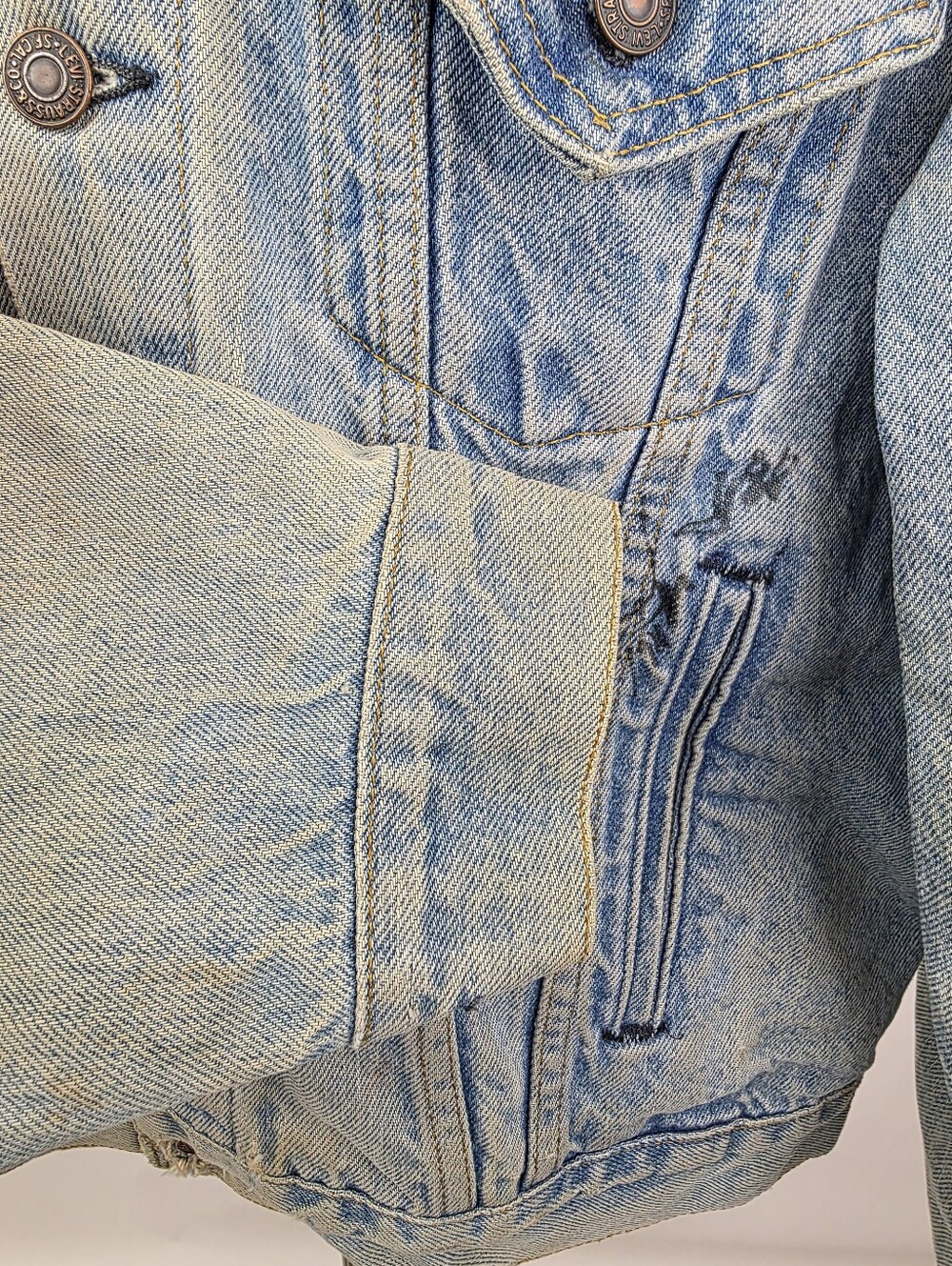 Levi's Vintage 80's Blue Denim Type III Trucker Distressed Jacket Size 42 - Picture 8 of 12